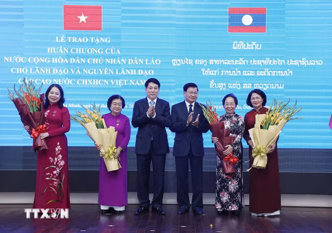 Nhà nước Lào trao tặng Huân chương cao quý cho lãnh đạo cấp cao Việt Nam -0