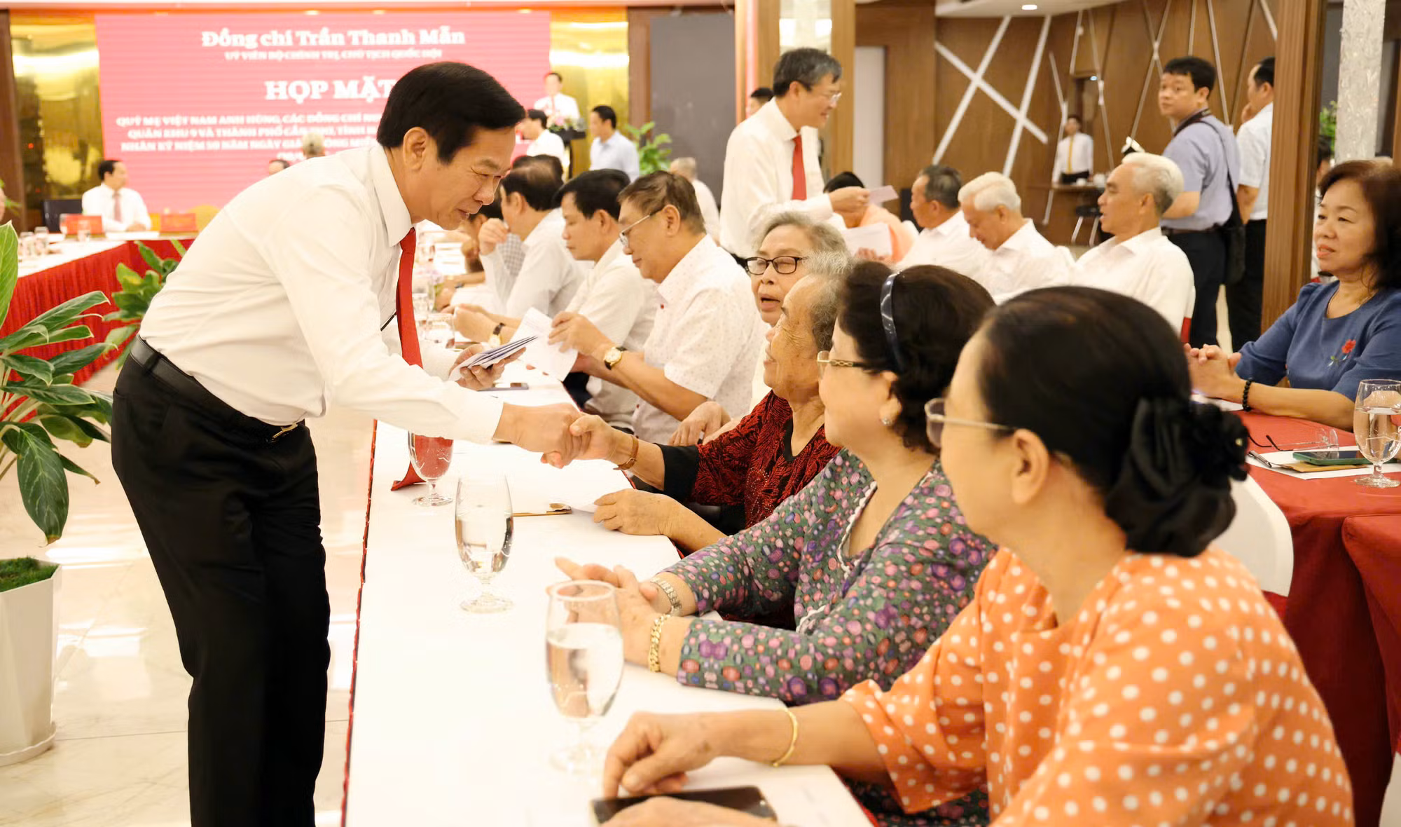 Chủ tịch Quốc hội gặp mặt các Mẹ Việt Nam anh hùng, nguyên lãnh đạo TP Cần Thơ và tỉnh Hậu Giang qua các thời kỳ -0