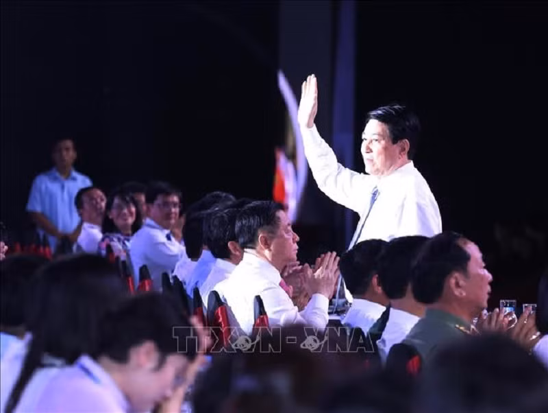 Lãnh đạo Đảng, Nhà nước dự chương trình cầu truyền hình 'Vang mãi khúc khải hoàn' -0