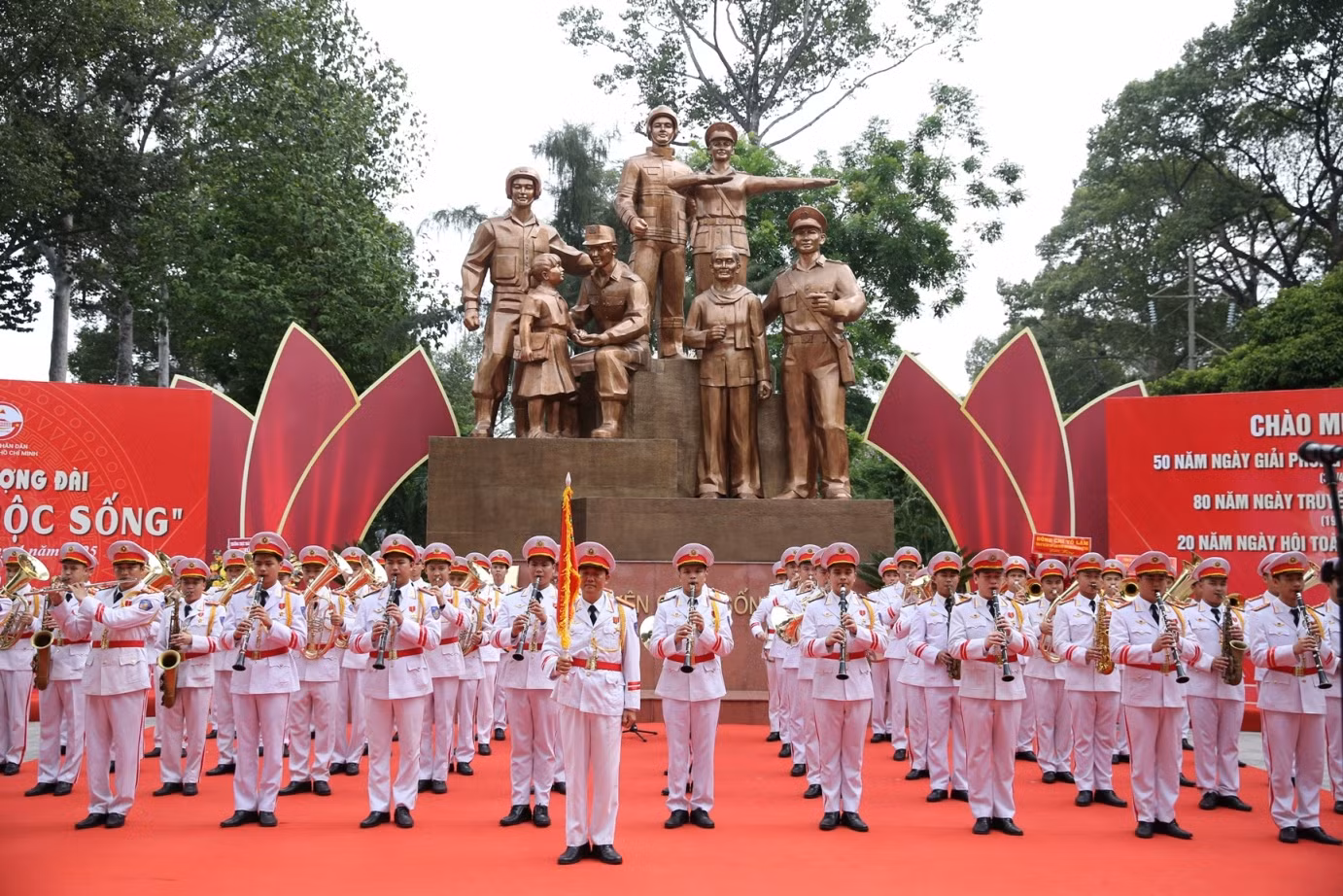 Khánh thành Tượng đài CAND “Vì bình yên cuộc sống” ở TP Hồ Chí Minh -1