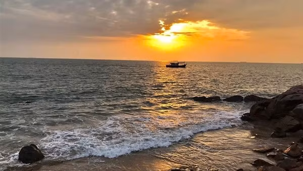 Đại tá Công an dũng cảm lao xuống biển cứu người đuối nước