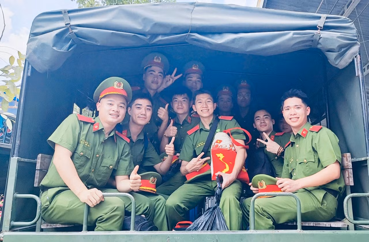 Đoàn Nghệ thuật Trống hội Học viện Cảnh sát nhân dân đặt chân lên TP mang tên Bác -3