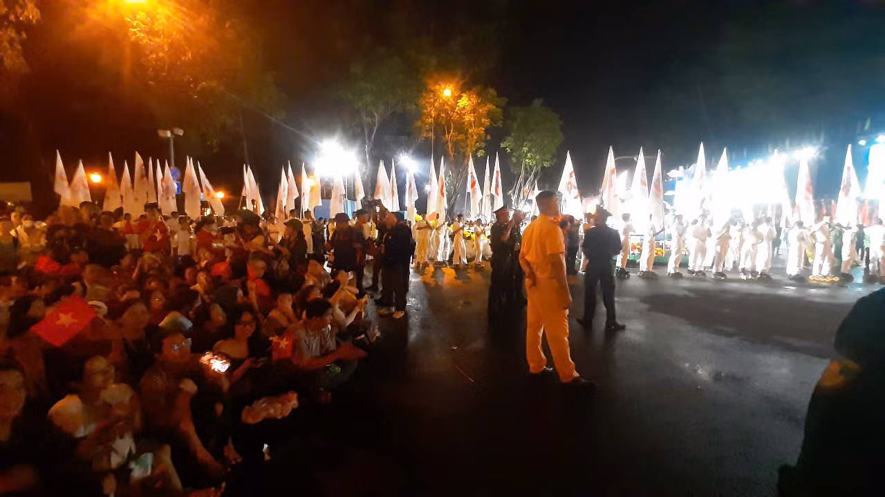 Người dân đội mưa đứng chờ xem diễu binh, diễu hành -0