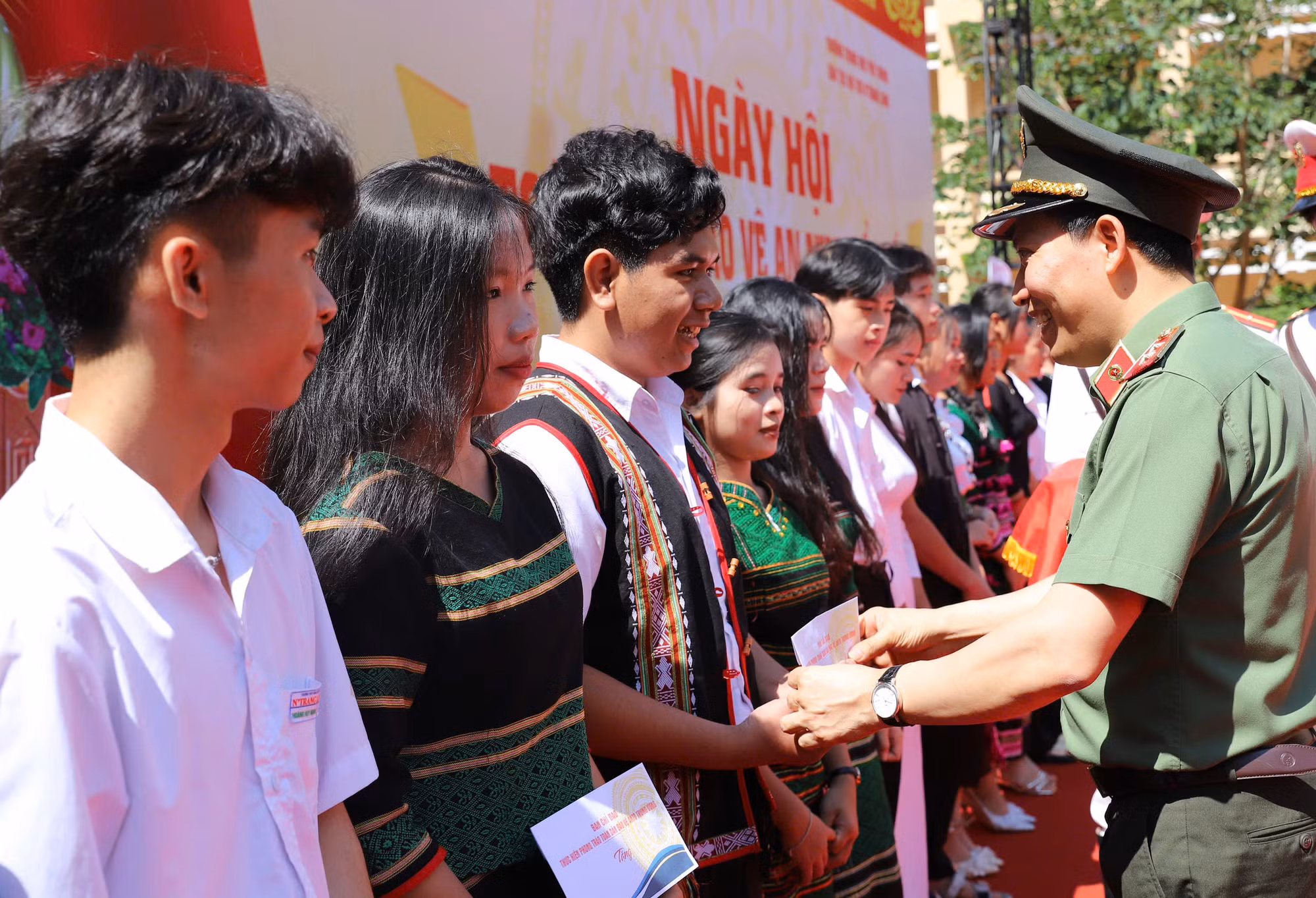 Thứ trưởng Lê Văn Tuyến dự Ngày hội toàn dân bảo vệ an ninh Tổ quốc tại Trường THPT Dân tộc nội trú N’Trang Lơng -0