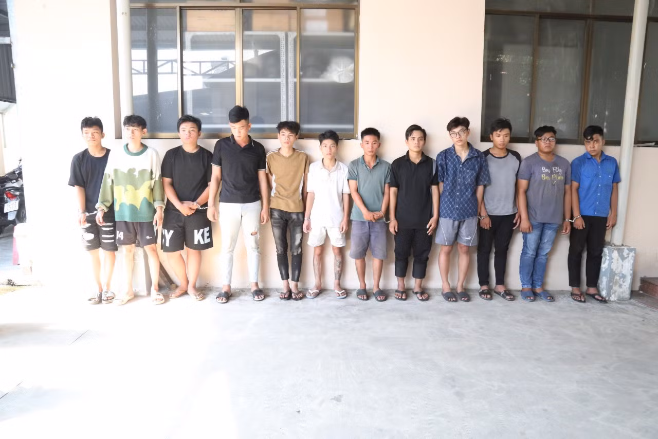Đuổi chém nhau trên đường, 5 người thương vong -0