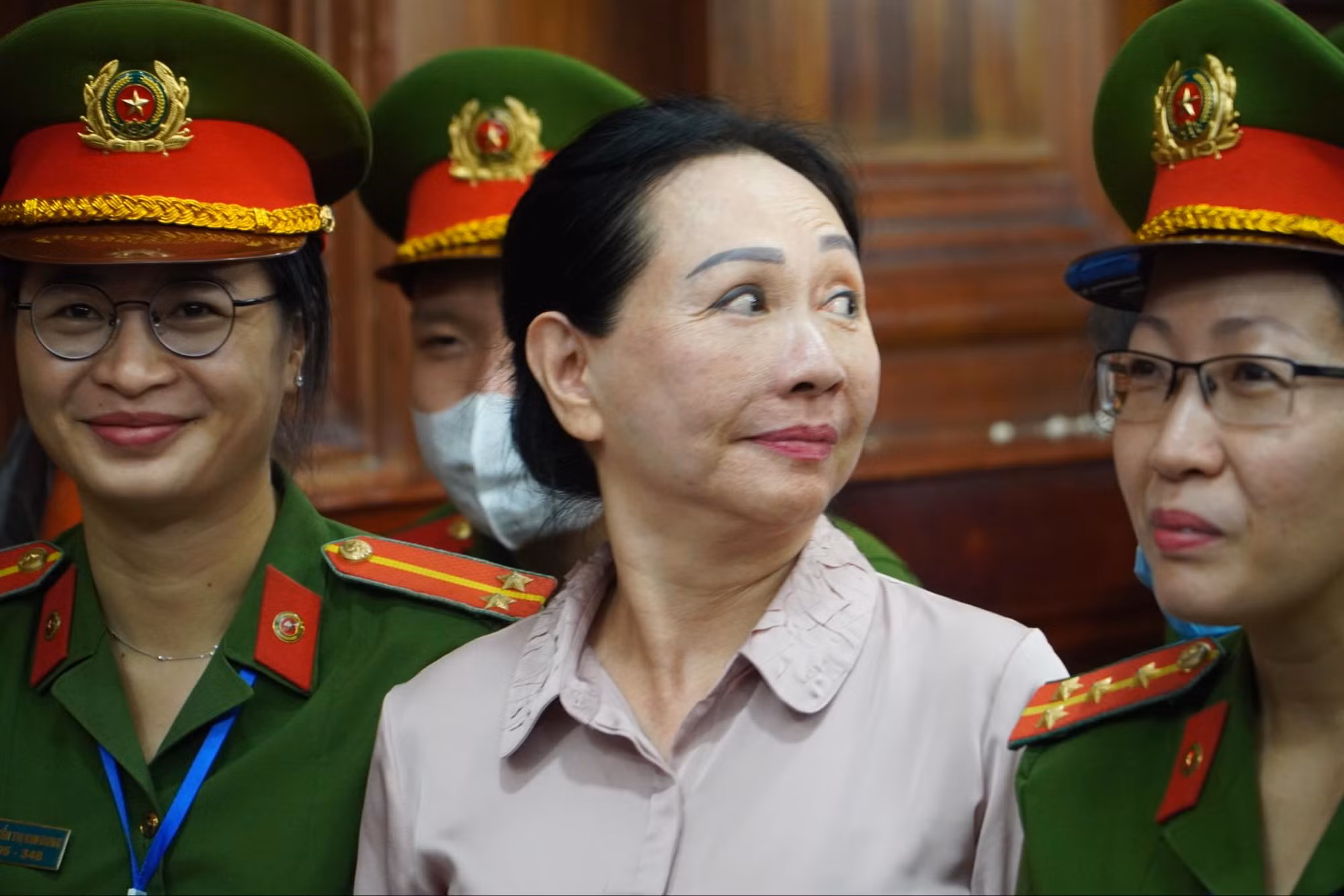 Đại diện Viện kiểm sát: “Bị cáo chiếm đoạt tiền của dân để mua nhiều bất động sản” -0
