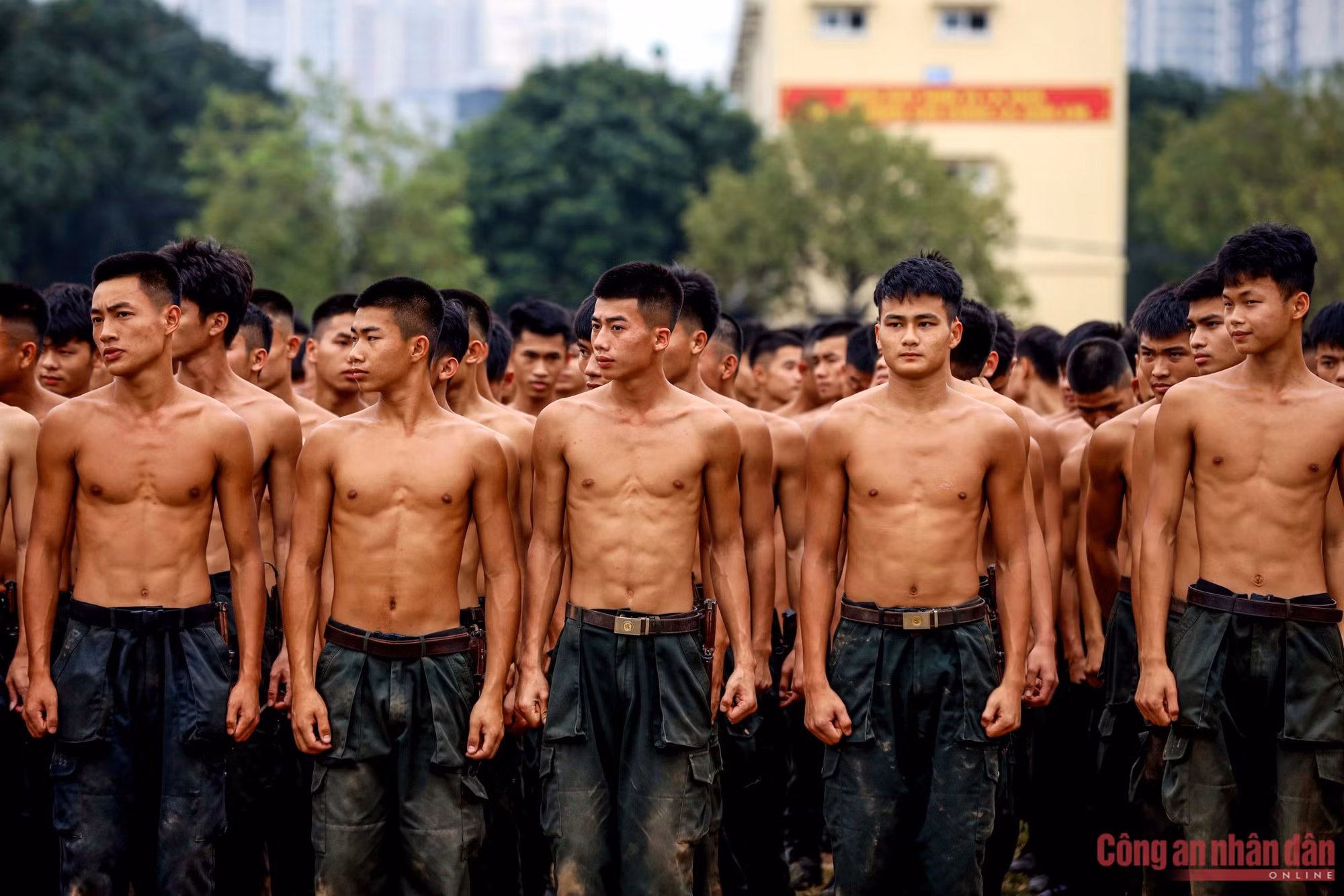 Cảnh sát chống khủng bố đội nắng luyện võ trên thao trường -9