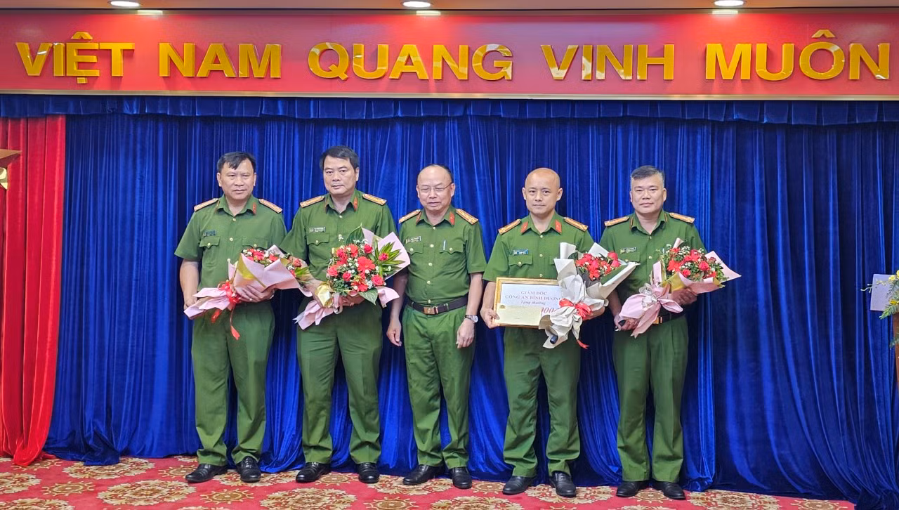 Khen thưởng các đơn vị khám phá nhanh vụ án giết người -0