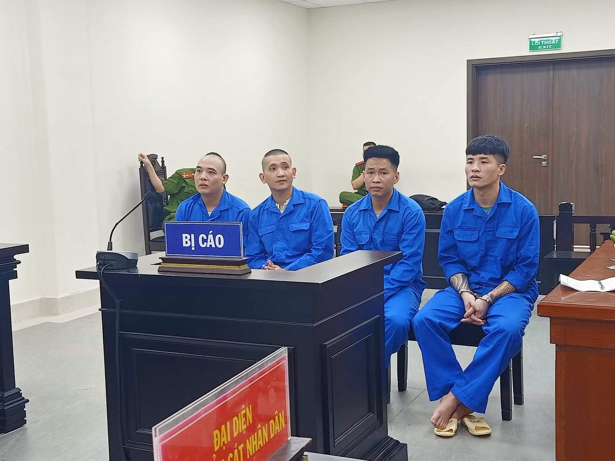Xét xử nhóm bị cáo gây trọng án vì mâu thuẫn thi công trần nhà -0
