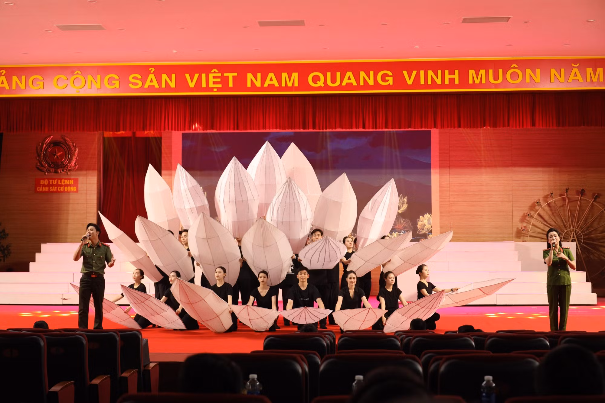 Trên 500 nghệ sĩ, chiến sĩ biểu diễn chào mừng 50 năm ngày truyền thống lực lượng Cảnh sát Cơ động -6