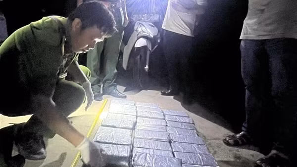 Phát hiện thêm 32 gói nghi ma túy trôi dạt vào bờ biển Gò Công
