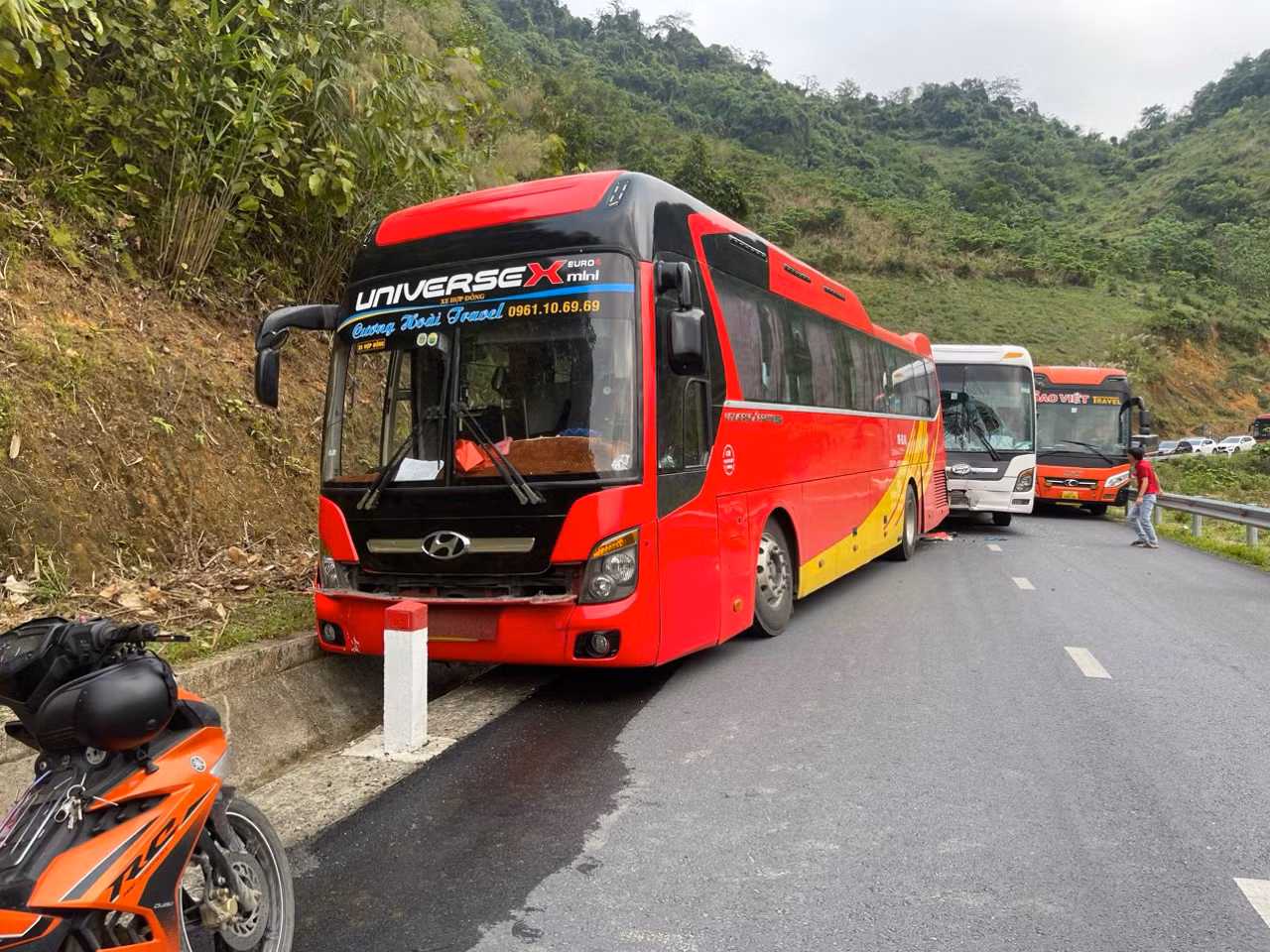 Xe chở khách 45 chỗ va chạm với 2 xe khách, 1 người bị thương -0