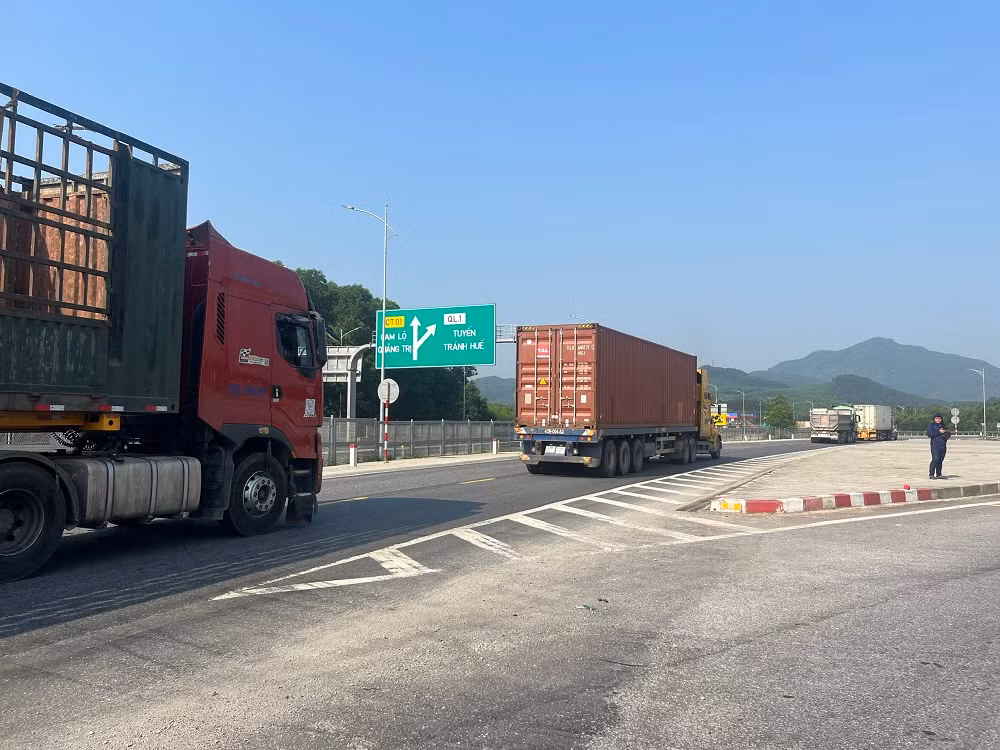 Ngày đầu phân luồng giao thông trên cao tốc xảy ra nhiều vụ tai nạn -0