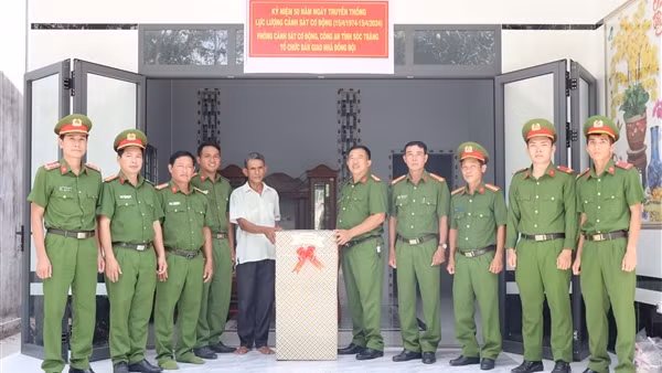 Bàn giao nhà đồng đội cho chiến sĩ Cảnh sát cơ động