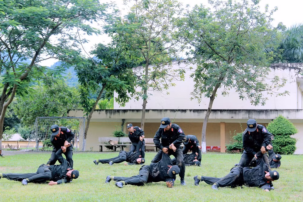 “Lá chắn thép” miền hoa ban trắng -0