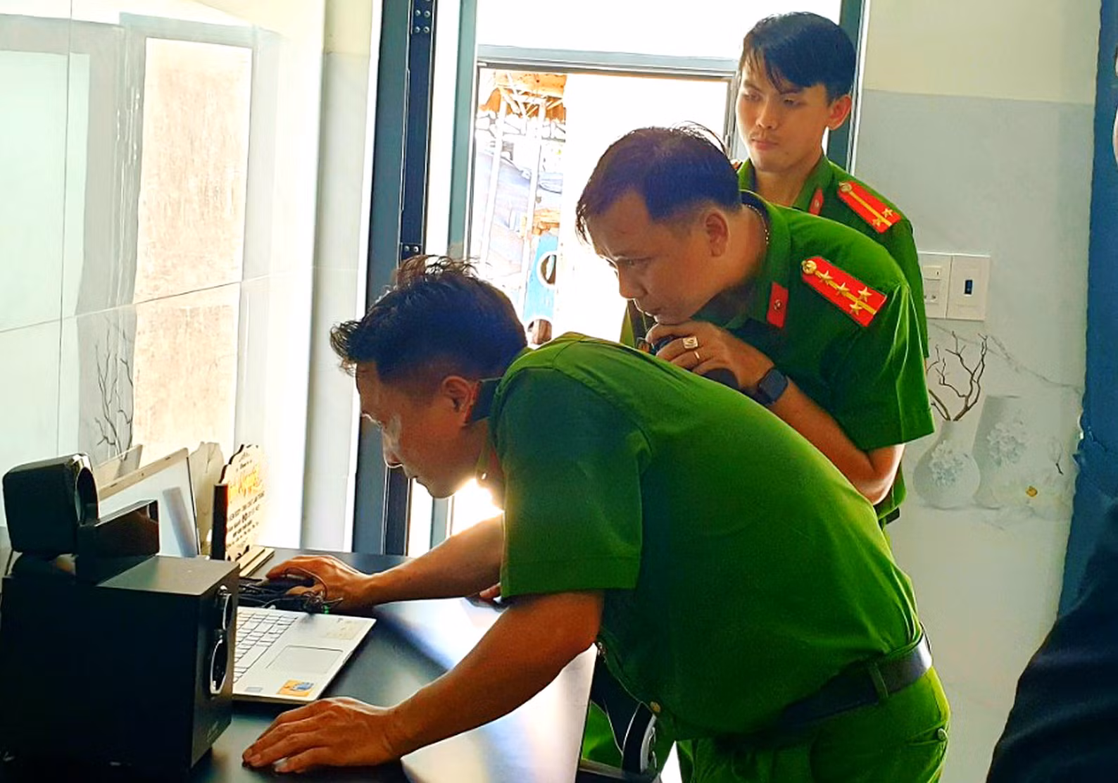 Bắt thêm 4 đối tượng trong nhóm “tín dụng đen” do “nữ quái” có hai tiền sự cầm đầu -0