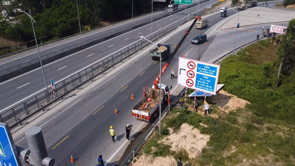 Ngày đầu phân luồng giao thông trên cao tốc xảy ra nhiều vụ tai nạn -0