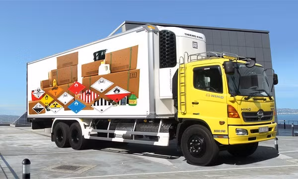 Ảnh minh họa: Phương tiện vận tải hàng hóa nguy hiểm phải dán biểu trưng hàng hóa nguy hiểm. Ảnh minh họa: Phương tiện vận tải hàng hóa nguy hiểm phải dán biểu trưng hàng hóa nguy hiểm.
