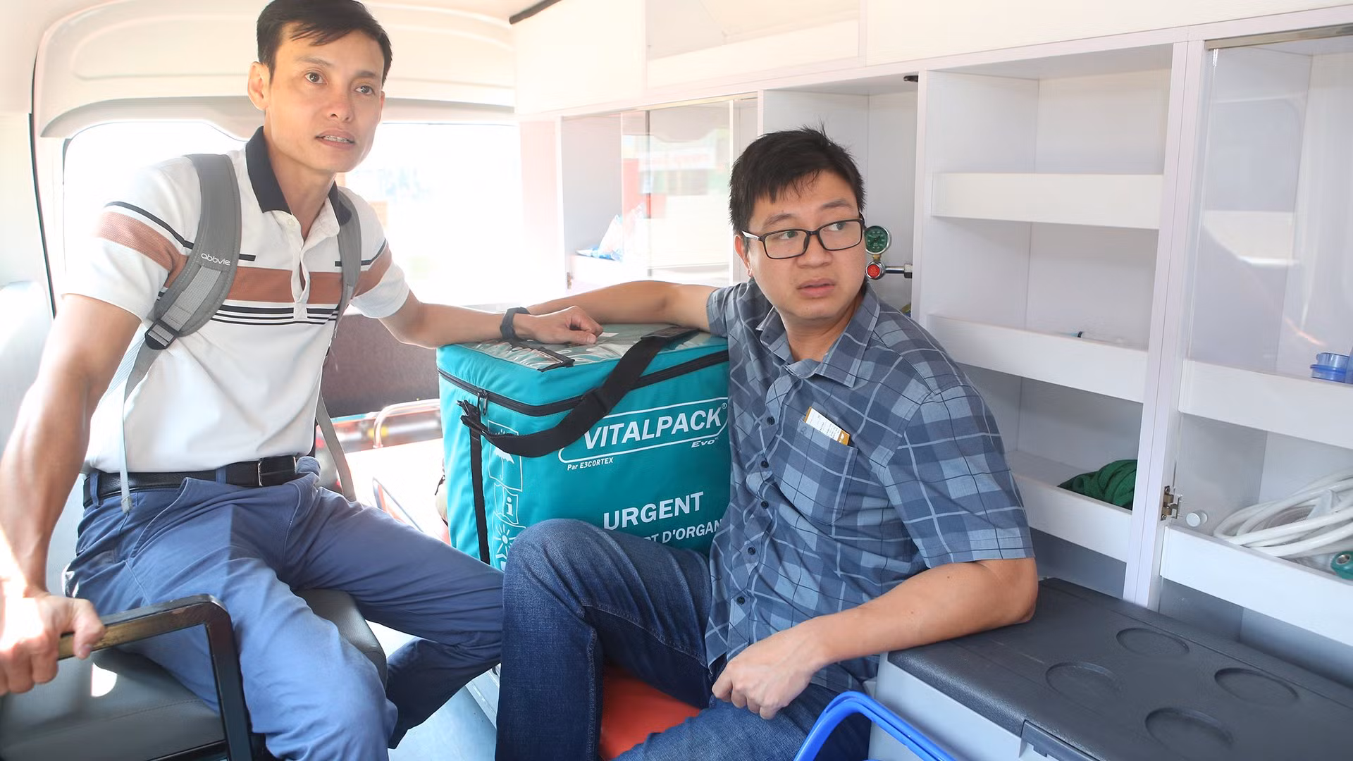 Bác sĩ chạy đua với thời gian để cùng ghép tạng tim, gan, thận cho bệnh nhân -1