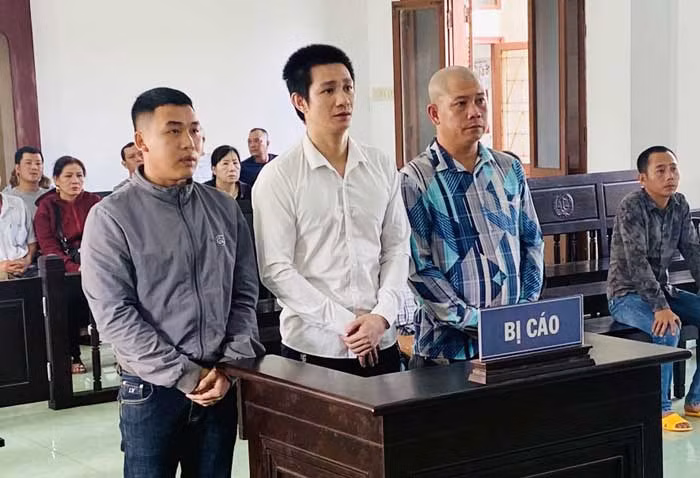  Theo bạn đòi nợ, nam thanh niên lãnh án 8 năm tù -0