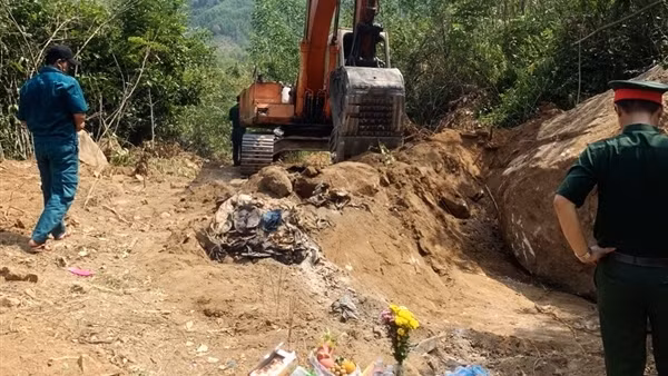 Đào đất làm đường, phát hiện hài cốt kèm di vật mũ tai bèo, dép cao su…