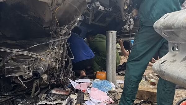 Công an xã cùng CSGT cứu 3 người bị nạn trong vụ tai nạn giao thông