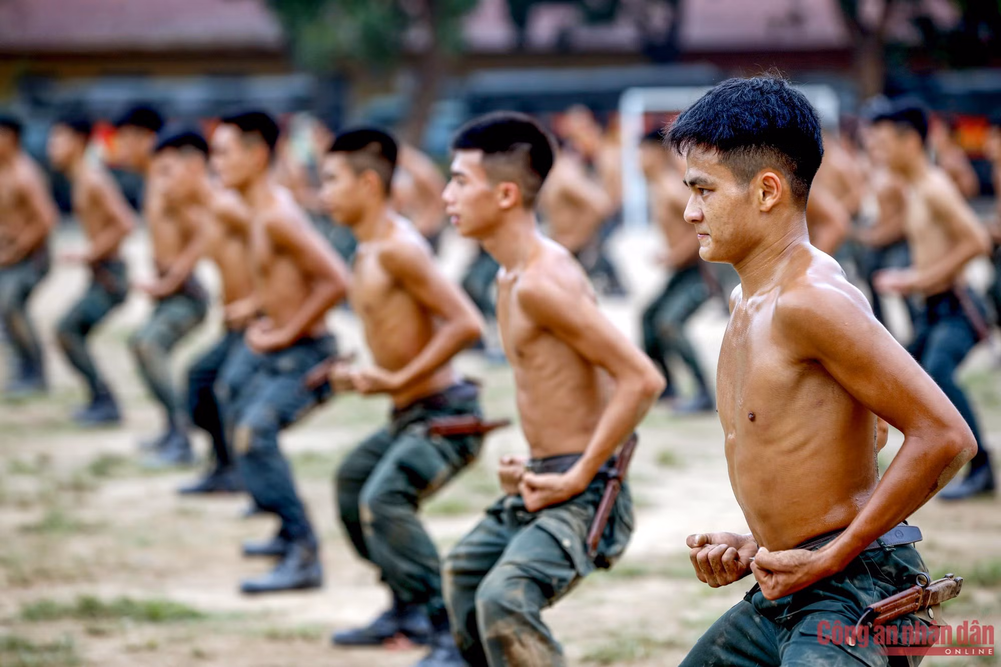 Cảnh sát chống khủng bố đội nắng luyện võ trên thao trường -3