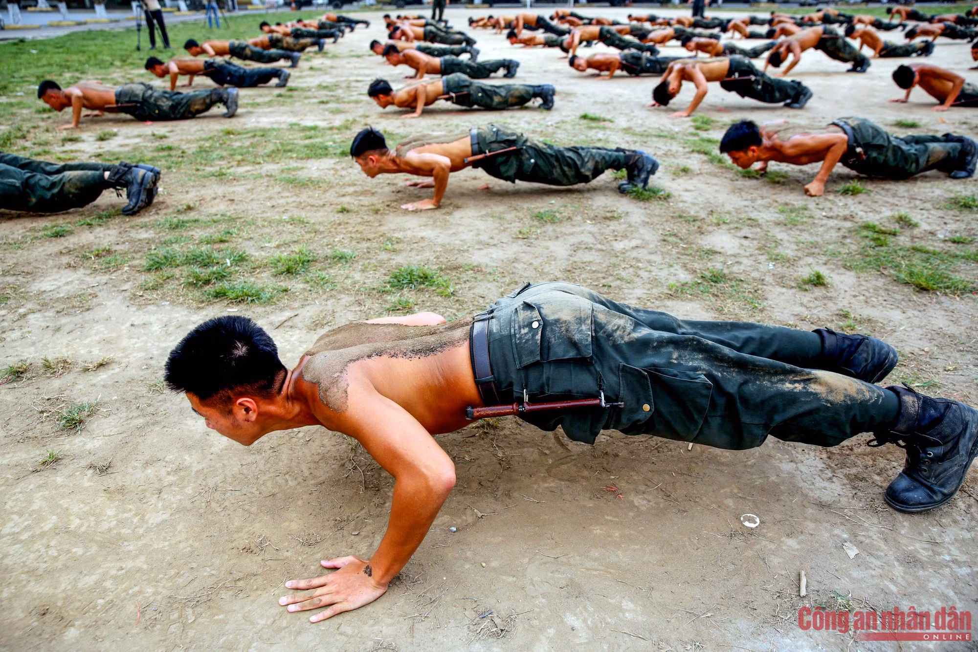 Cảnh sát chống khủng bố đội nắng luyện võ trên thao trường -8