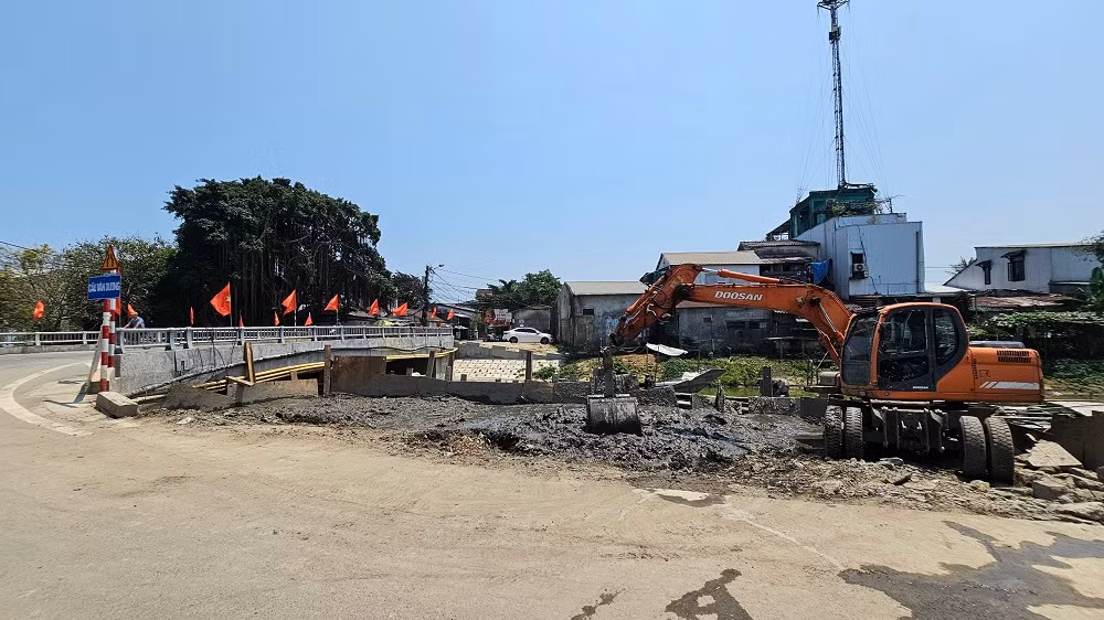Một lượng lớn bùn thải nạo vét chưa qua xử lý được đổ xuống ao, hồ nước -0