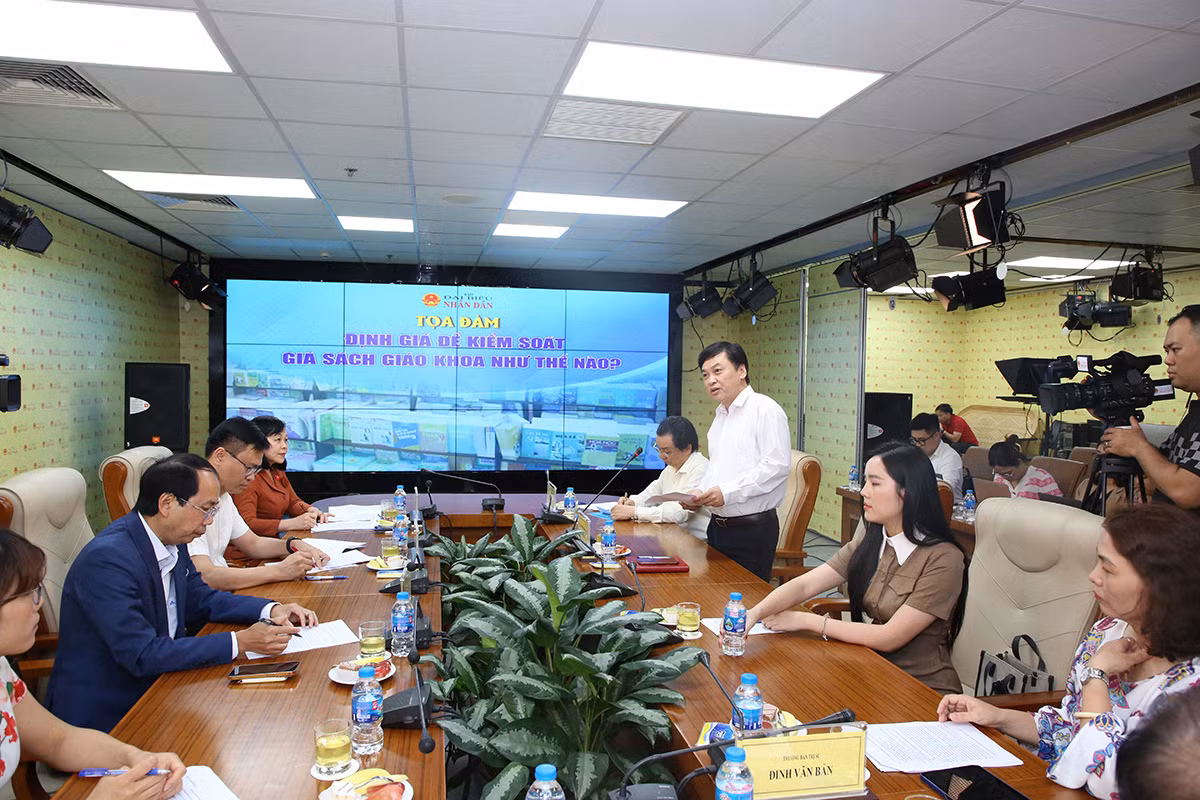Việc Nhà nước định giá SGK sẽ tạo ra sự cạnh tranh lành mạnh -0
