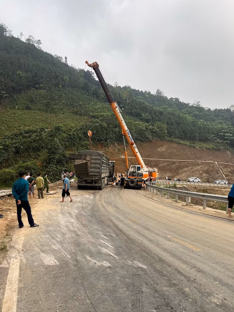 Cứu 3 người bị nạn trong vụ tai nạn giao thông -1