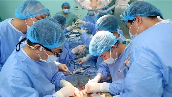 Bác sĩ chạy đua với thời gian để cùng ghép tạng tim, gan, thận cho 3 bệnh nhân