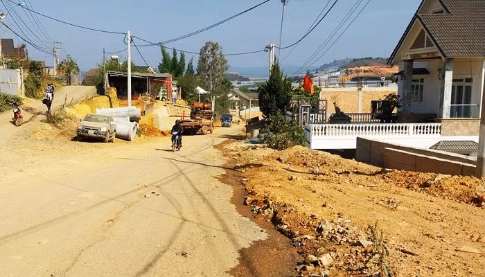 Dân bức xúc vì đất đã hiến đường vẫn ngổn ngang -0