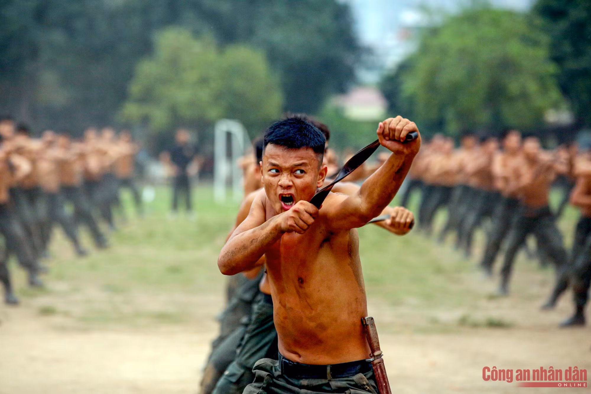 Cảnh sát chống khủng bố đội nắng luyện võ trên thao trường -7