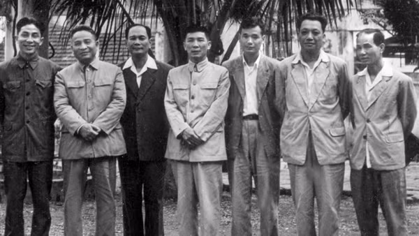 Bài 1: Âm thầm chuẩn bị chuyến đi B 11 năm