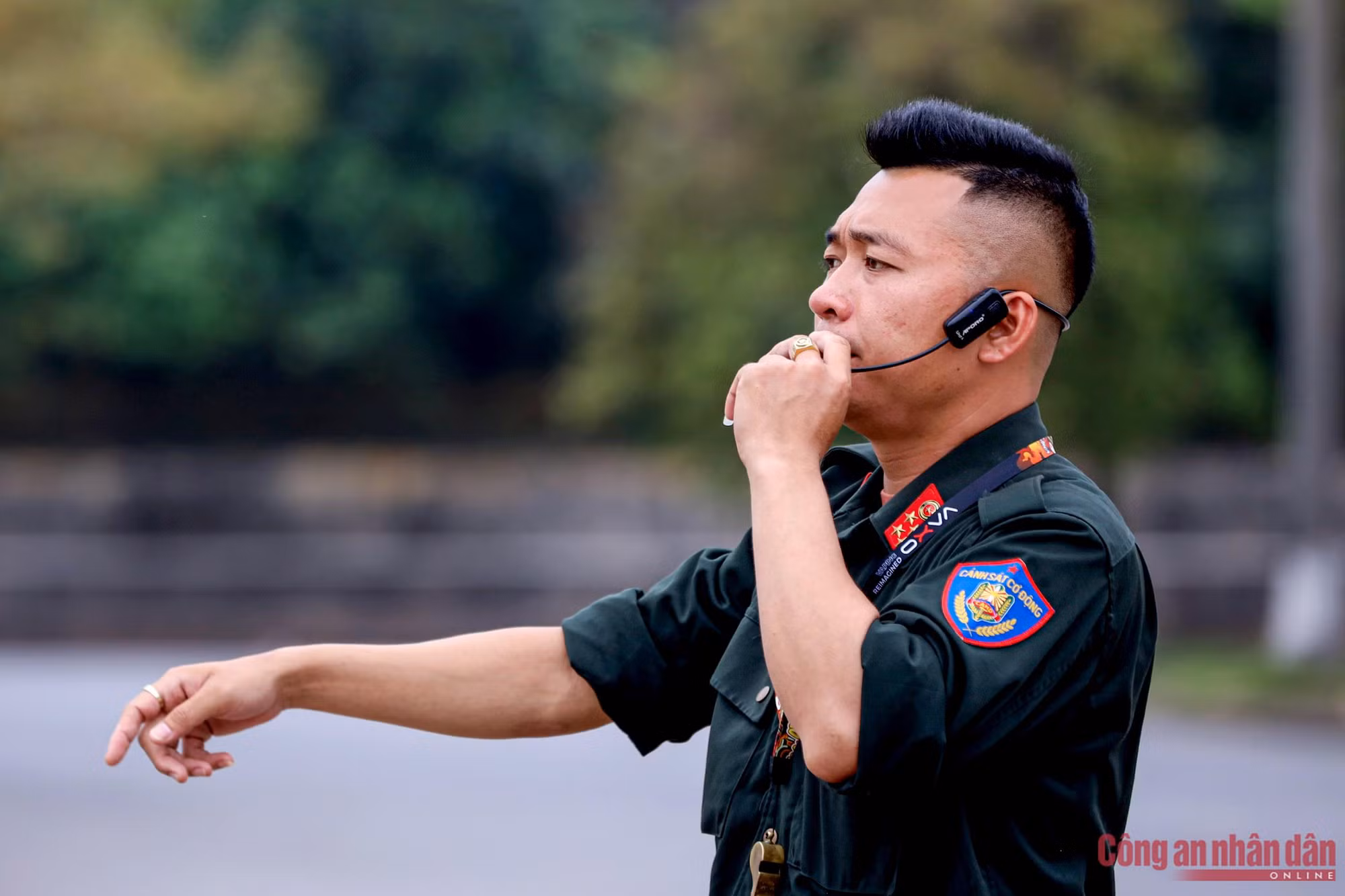 Cảnh sát chống khủng bố đội nắng luyện võ trên thao trường -2