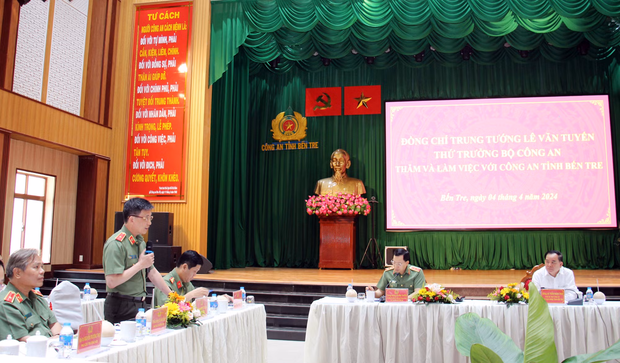 Thứ trưởng Lê Văn Tuyến làm việc với Công an tỉnh Bến Tre -0