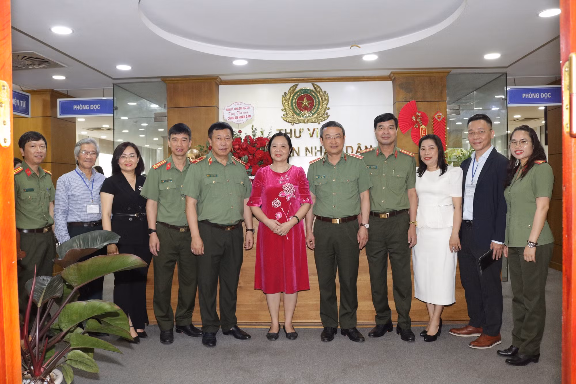 Triển lãm “Những tác phẩm văn học sống mãi với thời gian” và tặng sách trong CAND -2
