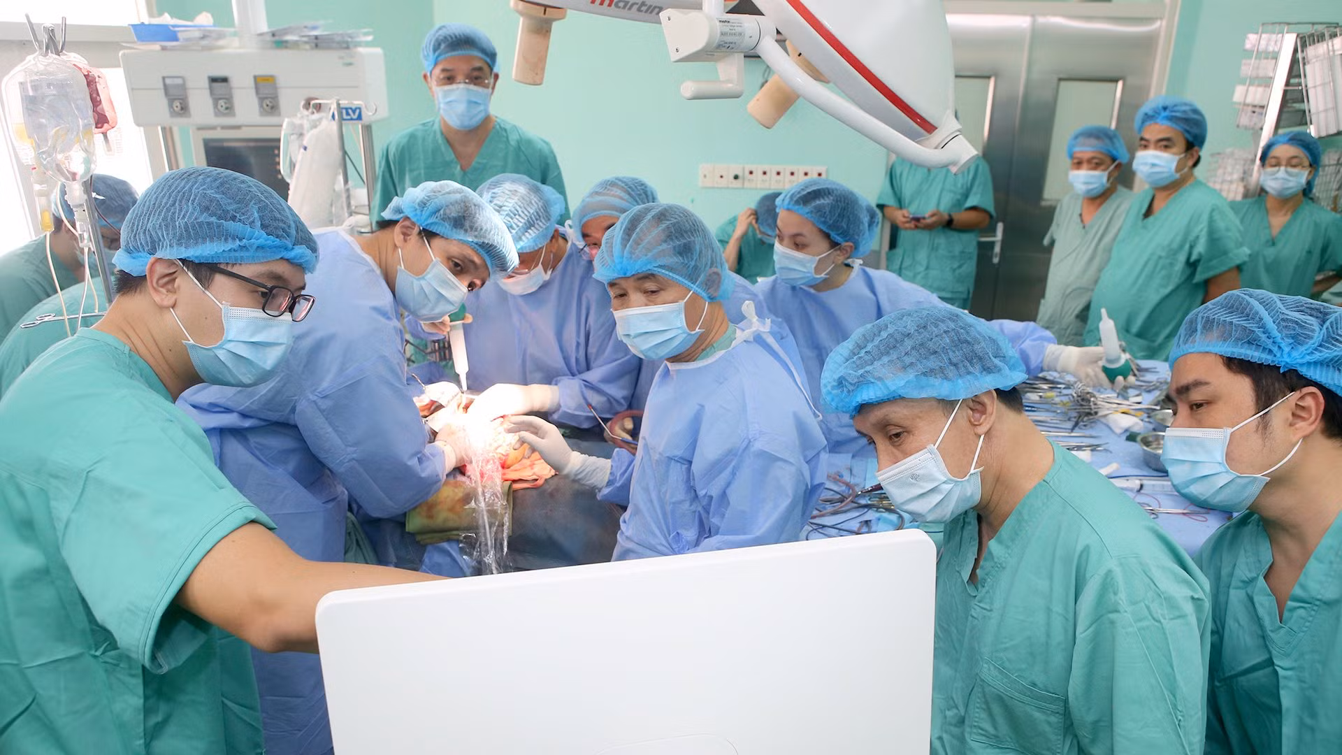 Bác sĩ chạy đua với thời gian để cùng ghép tạng tim, gan, thận cho 3 bệnh nhân -0