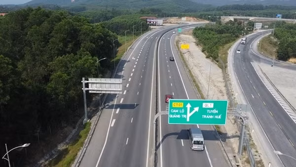Ngày đầu phân luồng giao thông trên cao tốc Cam Lộ - La Sơn