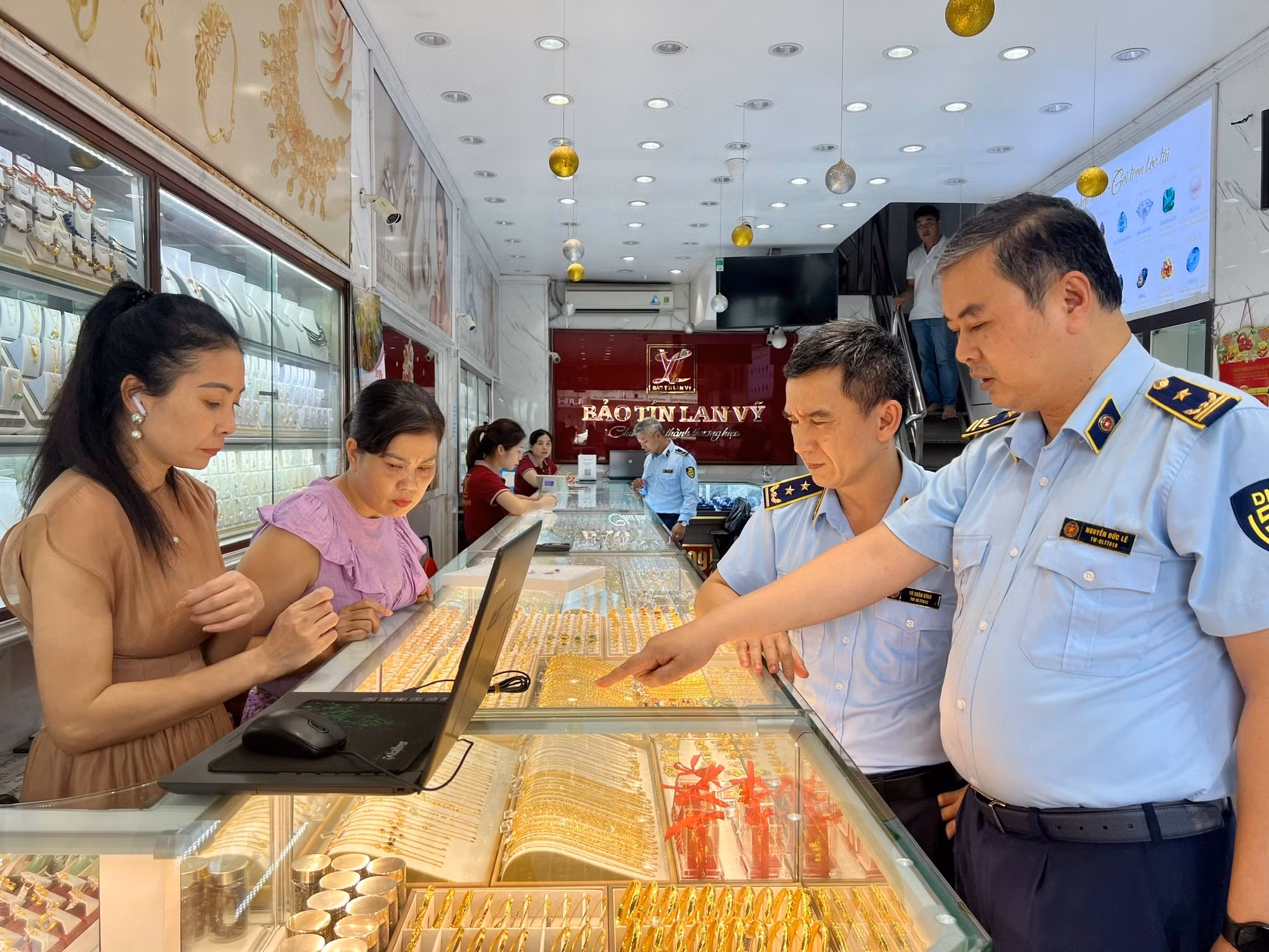 Đồng loạt kiểm tra 3 Cửa hàng kinh doanh vàng trên địa bàn TP. Hà Nội -0