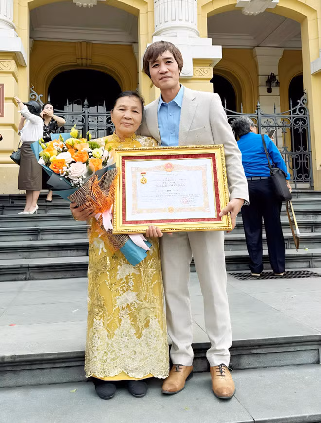 nghệ sĩ đỗ hiền chia sẻ niềm vui cùng mẹ sau lễ đón nhận danh hiệu nsnd.jpg -0