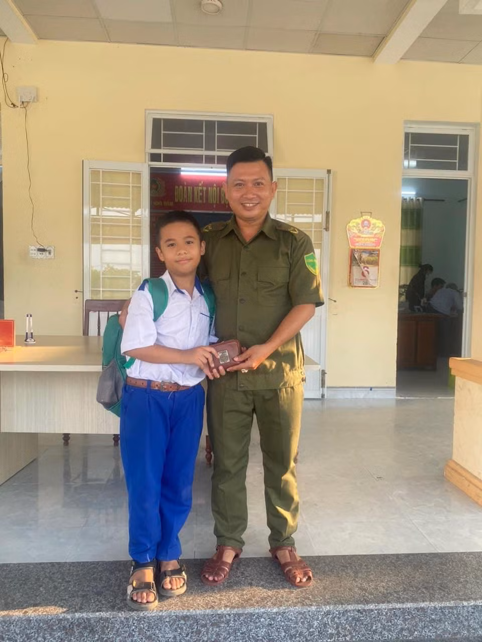 Lan tỏa hành động “Nhặt được của rơi, trả người đánh mất” trong các em học sinh -0