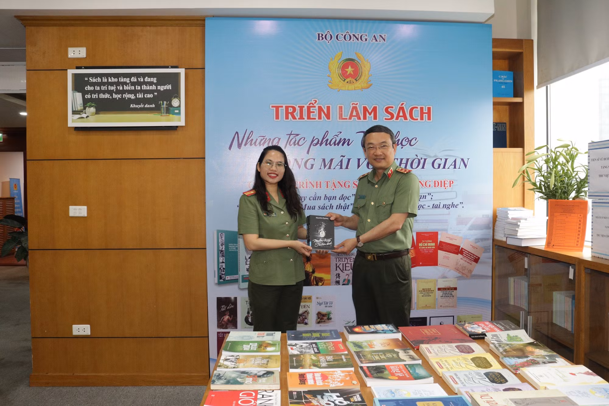 Triển lãm “Những tác phẩm văn học sống mãi với thời gian” và tặng sách trong CAND -0