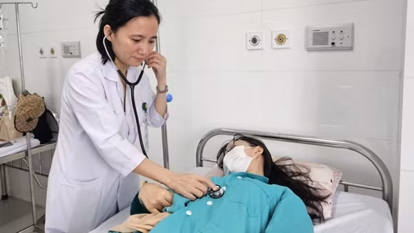 28 học sinh một huyện miền núi nhập viện sau khi ăn sáng từ hàng rong