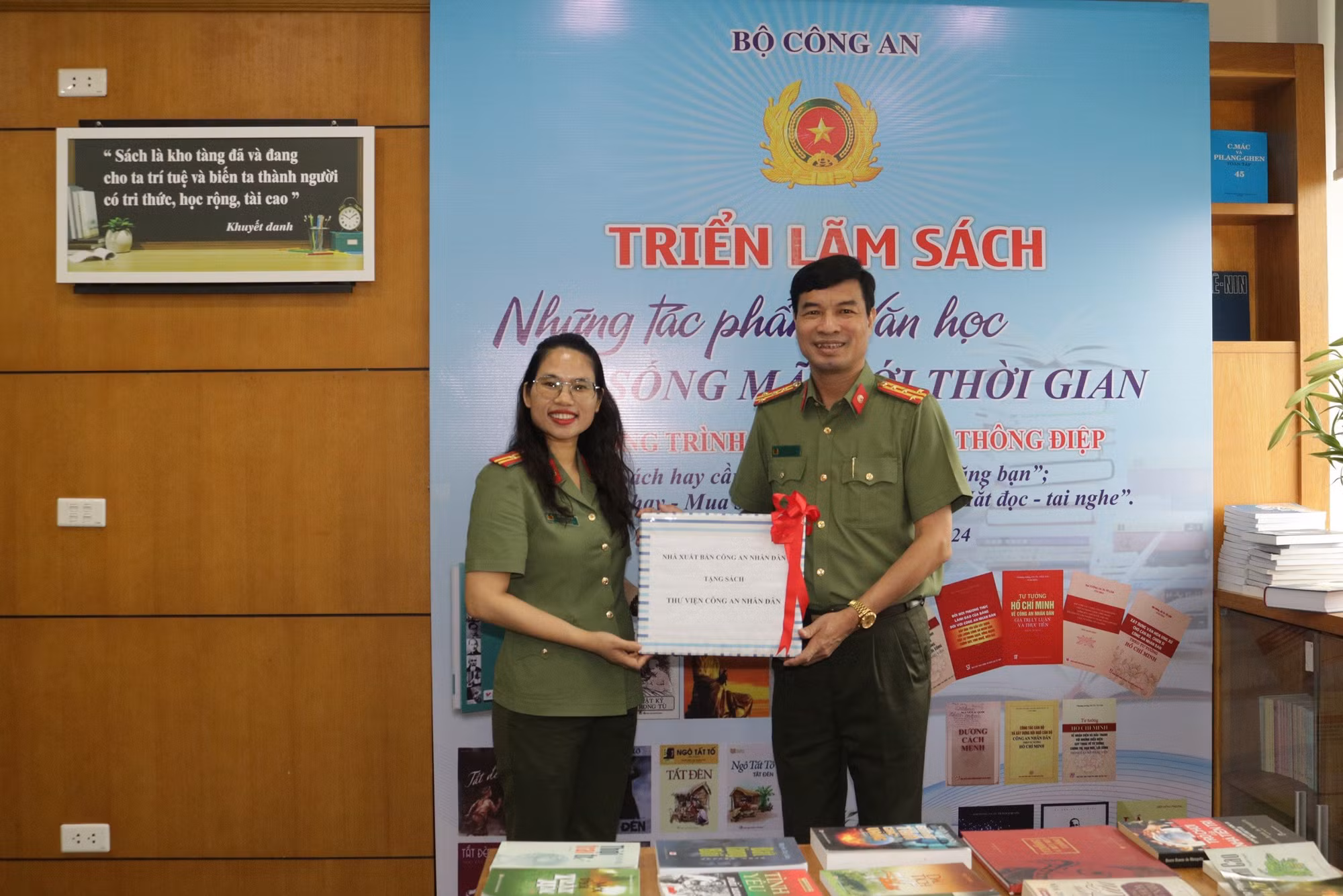 Triển lãm “Những tác phẩm văn học sống mãi với thời gian” và tặng sách trong CAND -0