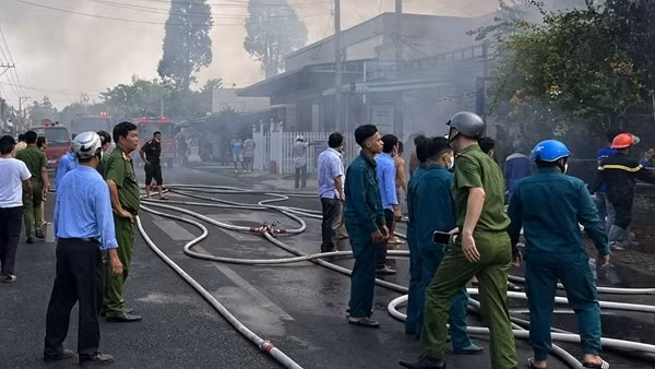 Hỏa hoạn khiến 4 căn nhà bị thiêu rụi hoàn toàn