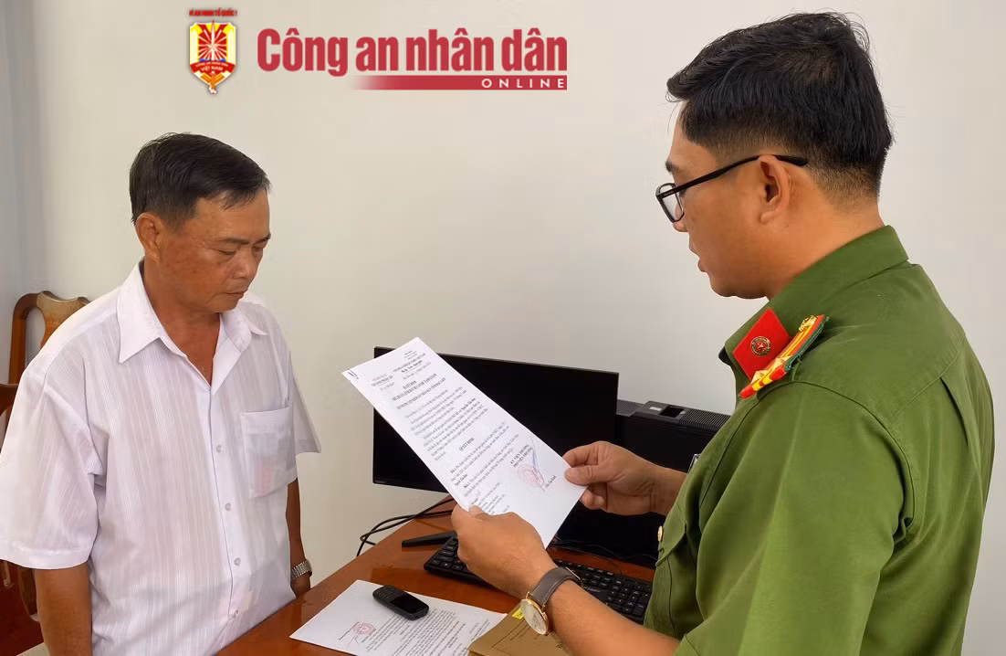 Bắt tạm giam cựu Chủ tịch xã và kế toán do tham ô tài sản -0