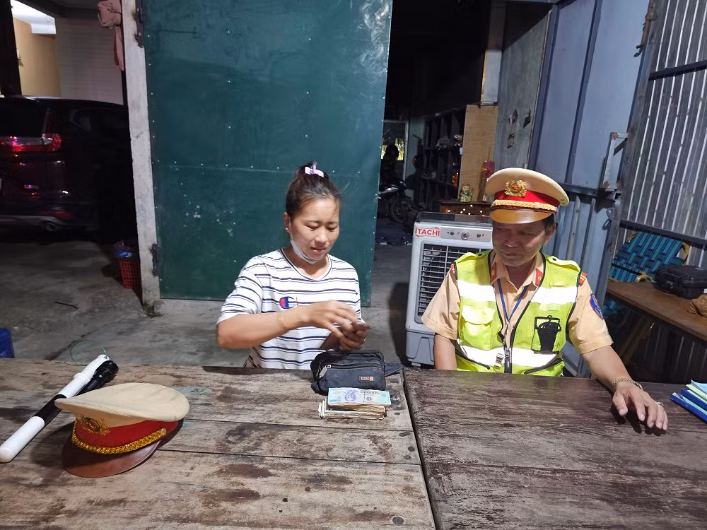 Nhặt được túi xách trên Quốc lộ 1A, CSGT tìm người trao trả ngay trong đêm khuya -0