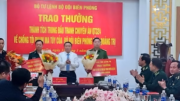 Khen thưởng thành tích bắt giữ vụ buôn bán, vận chuyển ma túy từ Tam giác vàng vào Quảng Trị tiêu thụ
